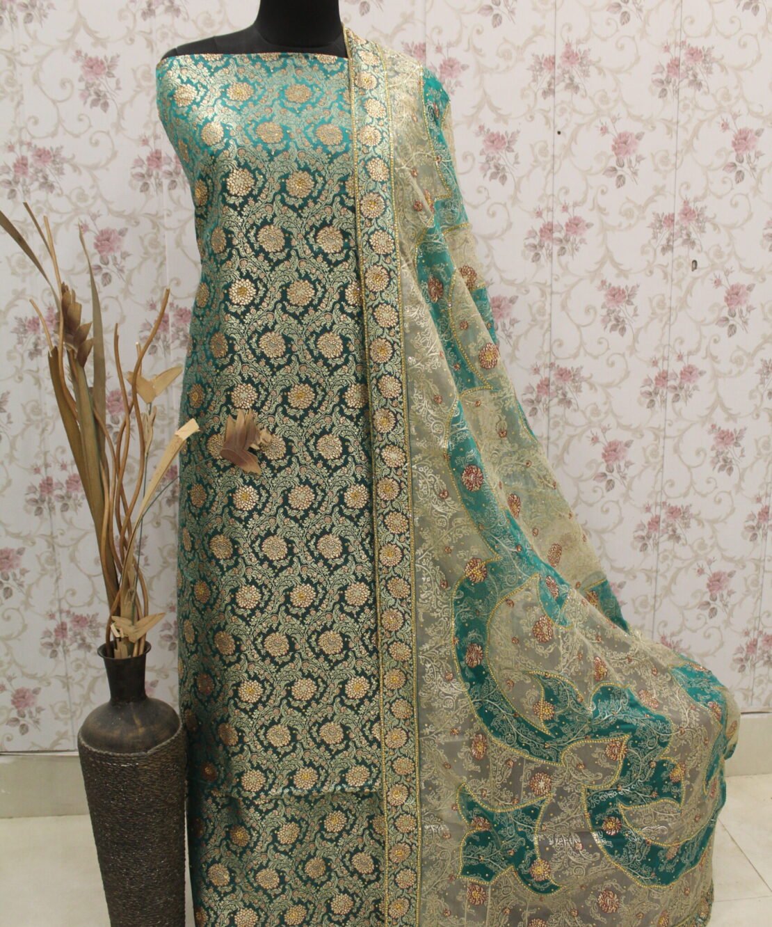 Kamkhuwab Gharara
