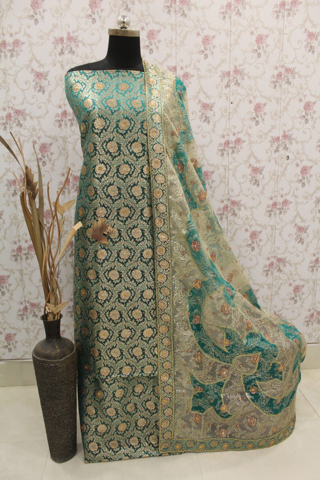 Kamkhuwab Gharara