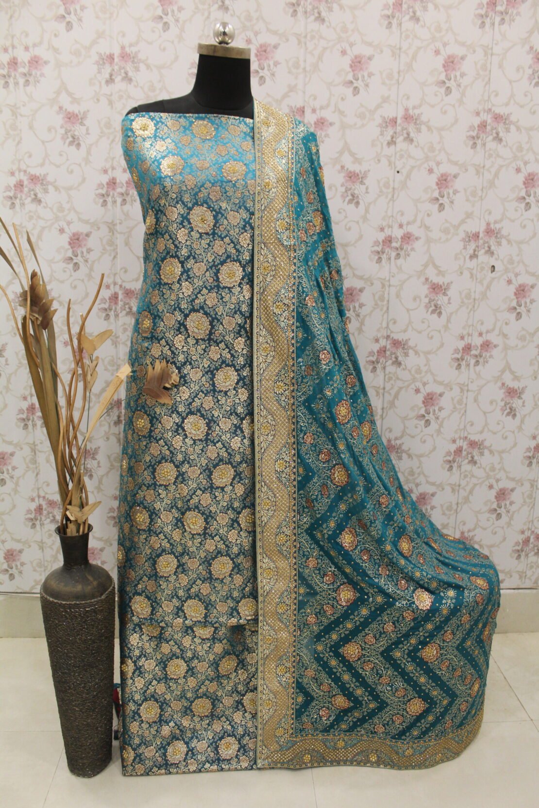 Kamkhuwab Gharara
