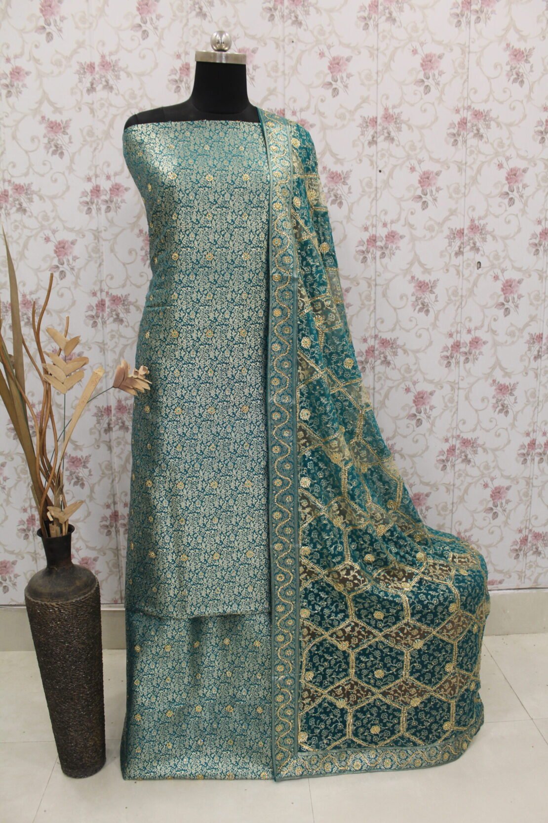 Kamkhuwab Gharara